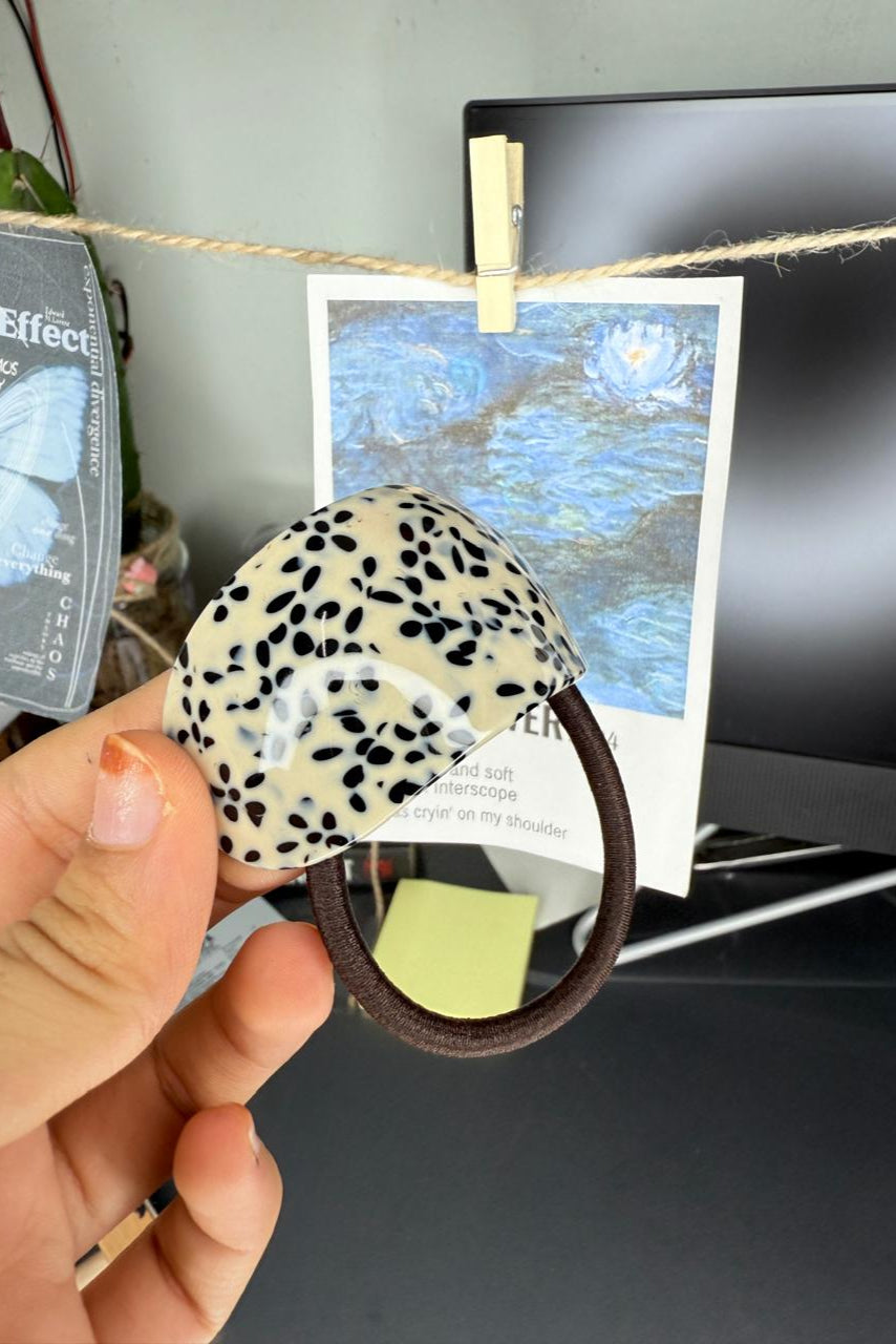 🤎 Sleek Bun Hugger – Minimalist Gold Hair Tie | Model Off-Duty Look