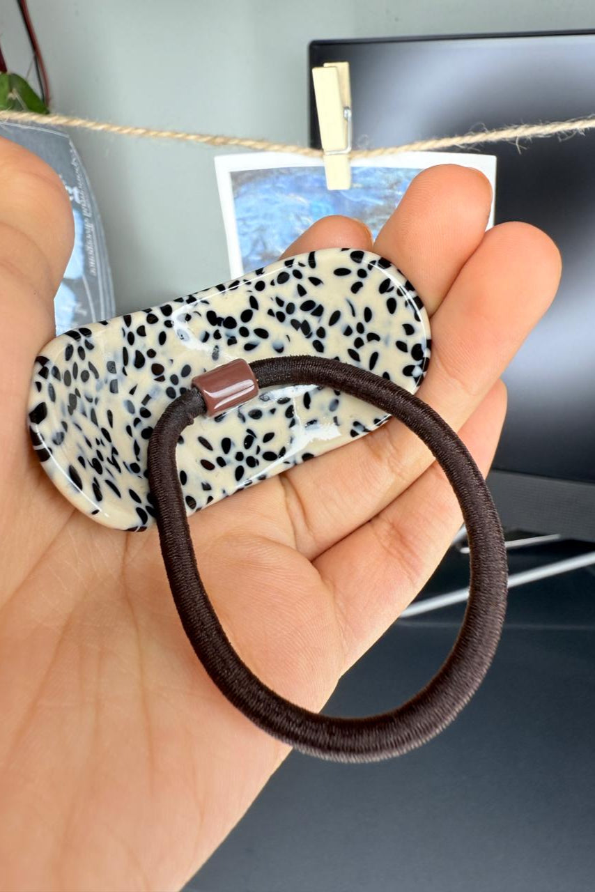 🤎 Sleek Bun Hugger – Minimalist Gold Hair Tie | Model Off-Duty Look